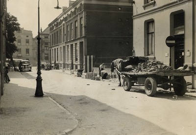405899 Gezicht in de Stationsdwarsstraat te Utrecht, met rechts een paard en wagen met straatklinkers. De stratenmakers ...